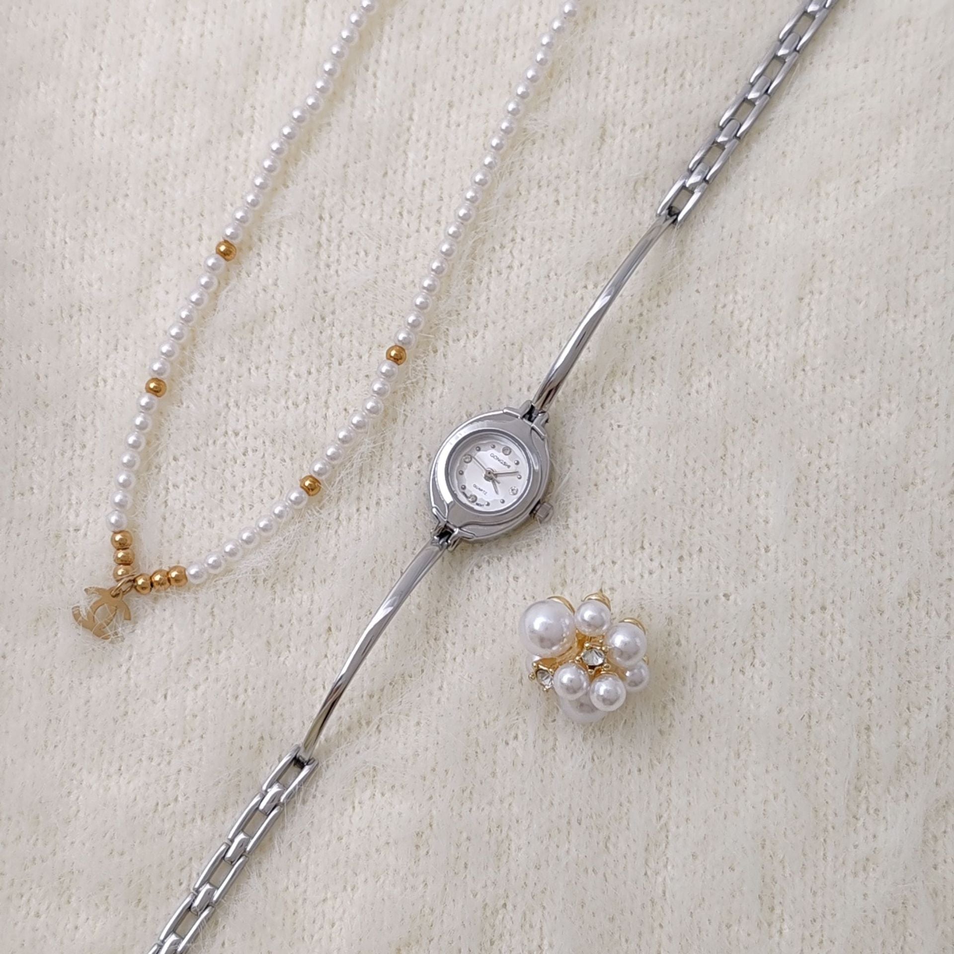 Small Bracelet Women's Watch Simple Good-looking Quartz Watch Dujana147