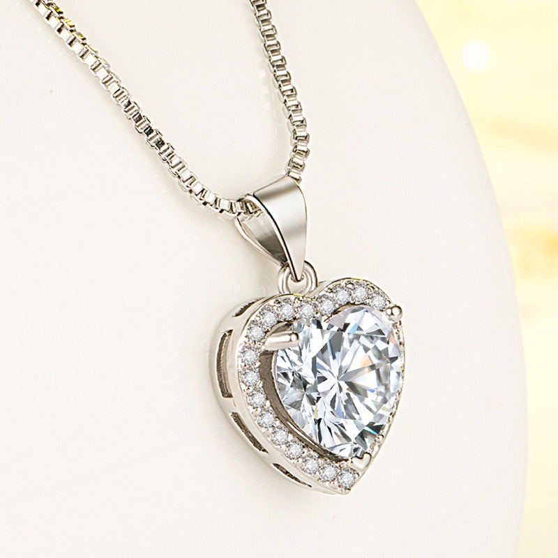 2023 New White Diamond Imitation Moissanite Heart Pendant Necklace Fashion Collarbone Necklace For Girlfriend Jewellery Gift Dujana147
